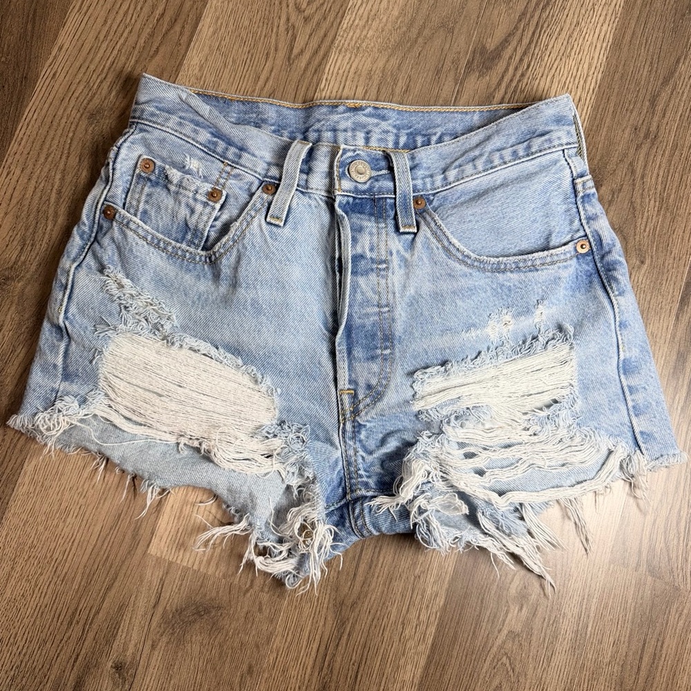 LEVIS 501 Distressed Light Denim Shorts SZ 24